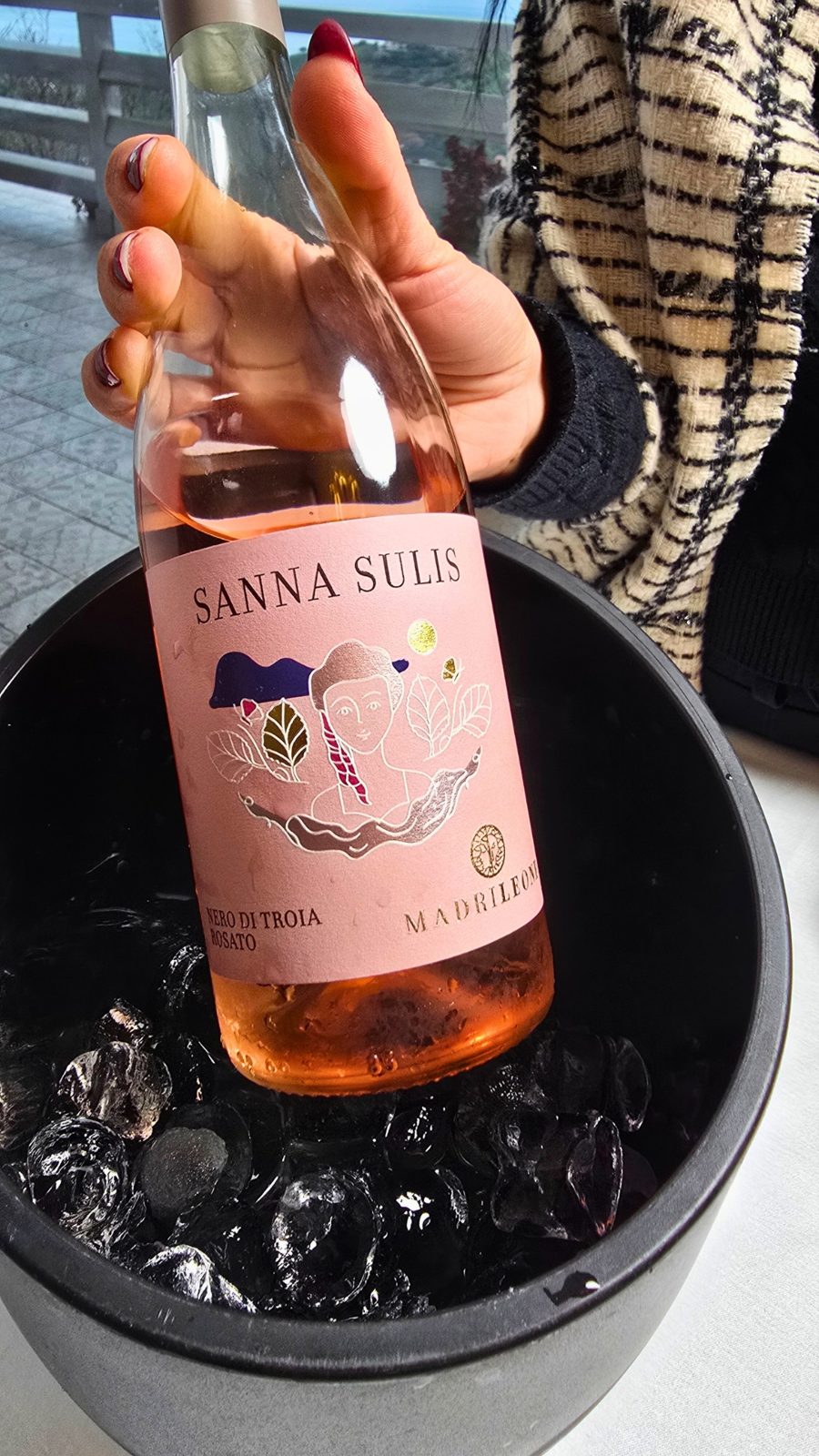 Una bottiglia di rosato nel secchiello, sulla terrazza