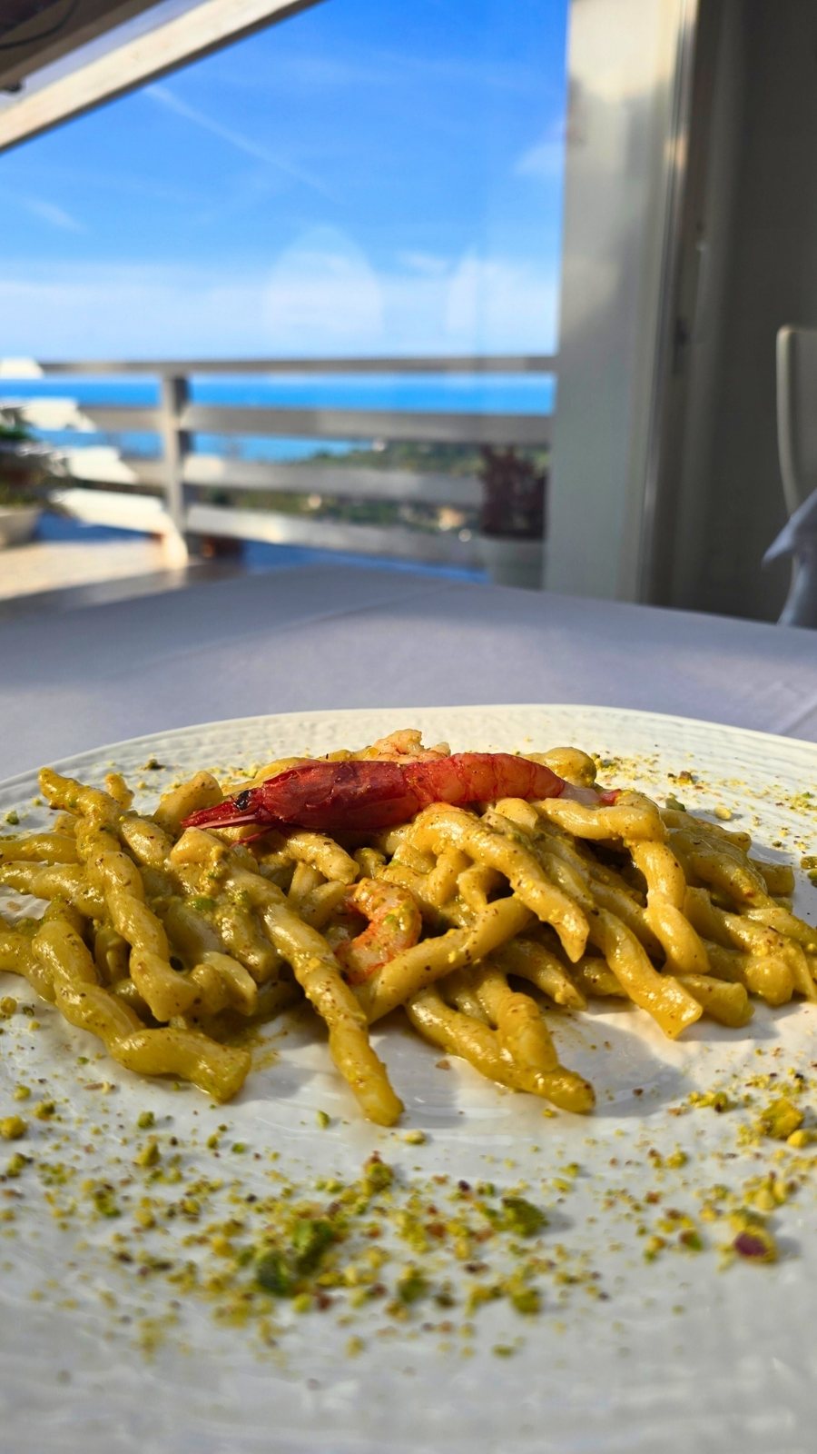 Mazara con Bronte: pasta con gambero rosso e pistacchio, con il mare sullo sfondo